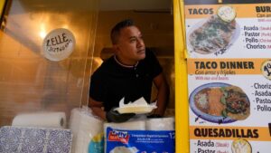 Cặp Vợ Chồng Bán Hàng Rong Tại Chicago Phản Ứng Thách Thức Trước Lệnh Bắt Giữ Di Trú: ‘Cứ Tiếp Tục Công Việc’