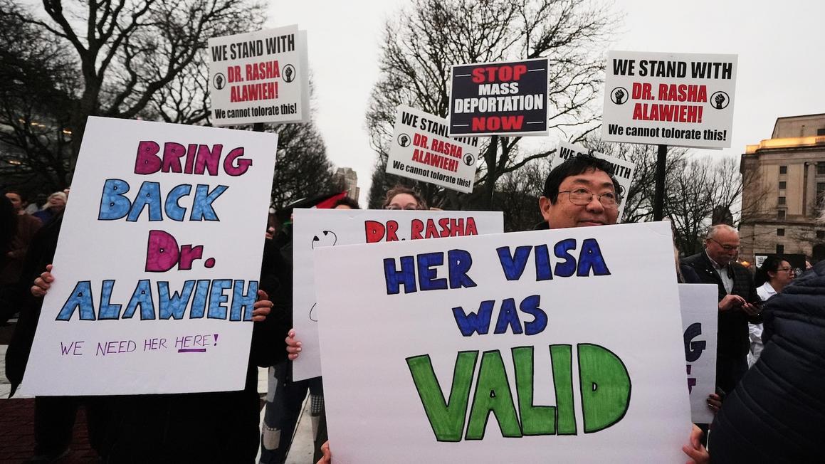 Luật sư bác bỏ vụ kiện trục xuất bác sĩ Đại học Brown 1