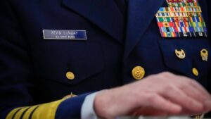 Tuần duyên Hoa Kỳ ban hành chính sách cứng rắn hơn về biểu tượng thù hận 3 Tuần duyên Hoa Kỳ ban hành chính sách cứng rắn hơn về biểu tượng thù hận