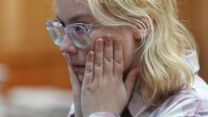 Nữ ca sĩ trẻ Nga bị giam vì hát nhạc phản chiến 13 Nữ ca sĩ trẻ Nga bị giam vì hát nhạc phản chiến