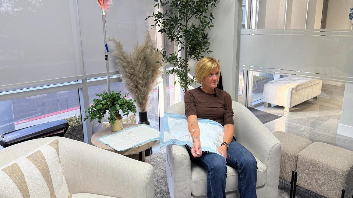 Người Mỹ đang tự tiêm các peptide chưa được chứng minh, được bán bởi những người có ảnh hưởng và đồng minh của RFK Jr. 1