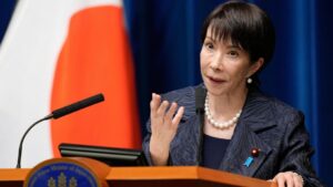 Thủ tướng nữ đầu tiên của Nhật Bản đối mặt với điều cấm kỵ khi bước vào võ đài sumo dành cho nam