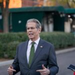 Bộ Tài Chính Hoa Kỳ dự định thay đổi điều kiện hưởng tín dụng thuế, giới chỉ trích nói sẽ gây hại cho người nộp thuế là di dân 40 Bộ Tài Chính Hoa Kỳ dự định thay đổi điều kiện hưởng tín dụng thuế, giới chỉ trích nói sẽ gây hại cho người nộp thuế là di dân