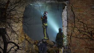 Nga tấn công tên lửa, máy bay không người lái vào Kyiv, 2 người thiệt mạng khi nỗ lực hòa bình có đà 15 Nga tấn công tên lửa, máy bay không người lái vào Kyiv, 2 người thiệt mạng khi nỗ lực hòa bình có đà