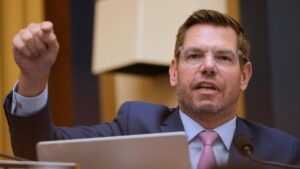 Dân Biểu Dân Chủ kiện quan chức quản lý nhà ở của Trump