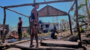 Hàng ngàn người Cuba khốn khổ gần một tháng sau bão