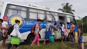 Hàng chục ngàn người sơ tán khi bão đổ bộ miền Đông Philippines 15 Hàng chục ngàn người sơ tán khi bão đổ bộ miền Đông Philippines