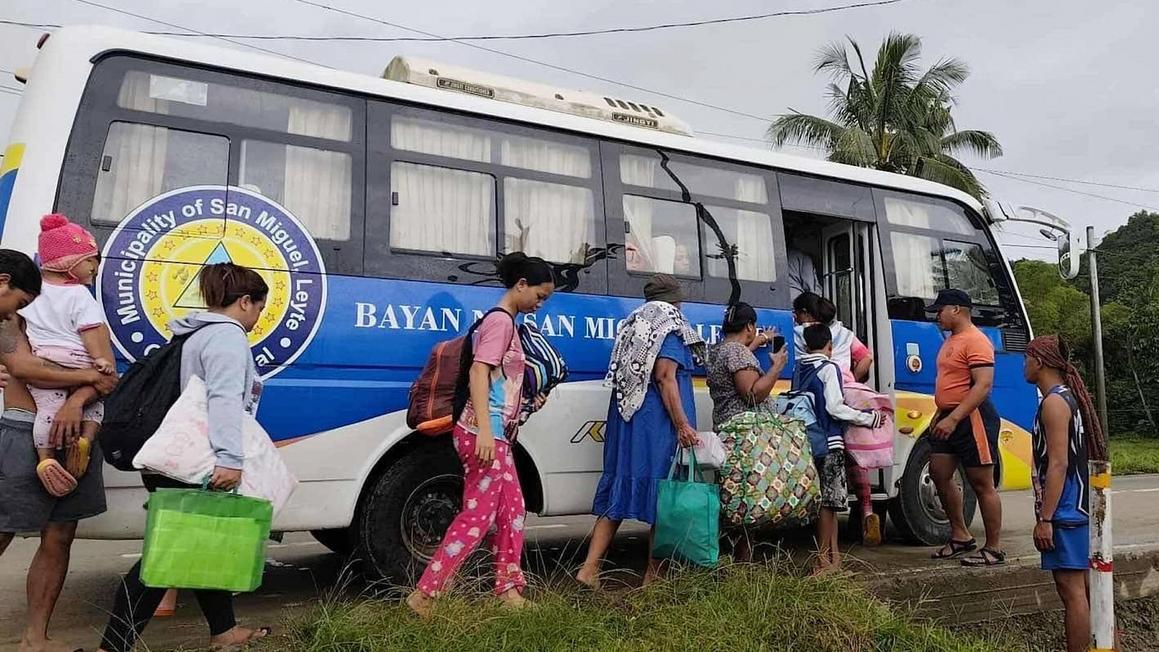 Hàng chục ngàn người sơ tán khi bão đổ bộ miền Đông Philippines 10 Hàng chục ngàn người sơ tán khi bão đổ bộ miền Đông Philippines