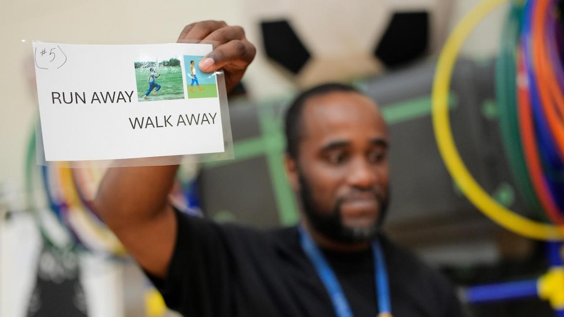 Một số tiểu bang yêu cầu bài học an toàn súng đạn tại trường học, dạy trẻ 'Ngưng, không chạm' 1