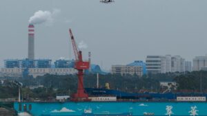 Xe taxi bay Trung Quốc gặp ‘sóng gió’