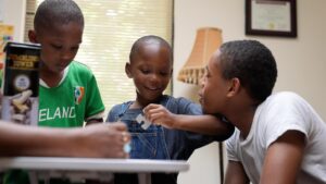 Mẹ nỗ lực giữ con ở lại khu học chánh dù đối mặt với khó khăn