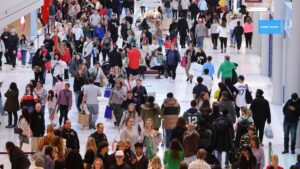 Người tiêu dùng chi hàng tỷ đô la vào Ngày Thứ Sáu Đen để săn hàng khuyến mãi dịp lễ, bất chấp bất ổn kinh tế 9 Người tiêu dùng chi hàng tỷ đô la vào Ngày Thứ Sáu Đen để săn hàng khuyến mãi dịp lễ, bất chấp bất ổn kinh tế