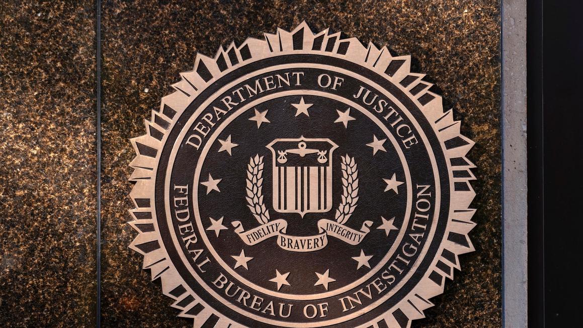 Cựu Nhân Viên FBI Kiện Cục Điều Tra Liên Bang Vì Bị Sa Thải Do Treo Cờ Lục Sắc 1