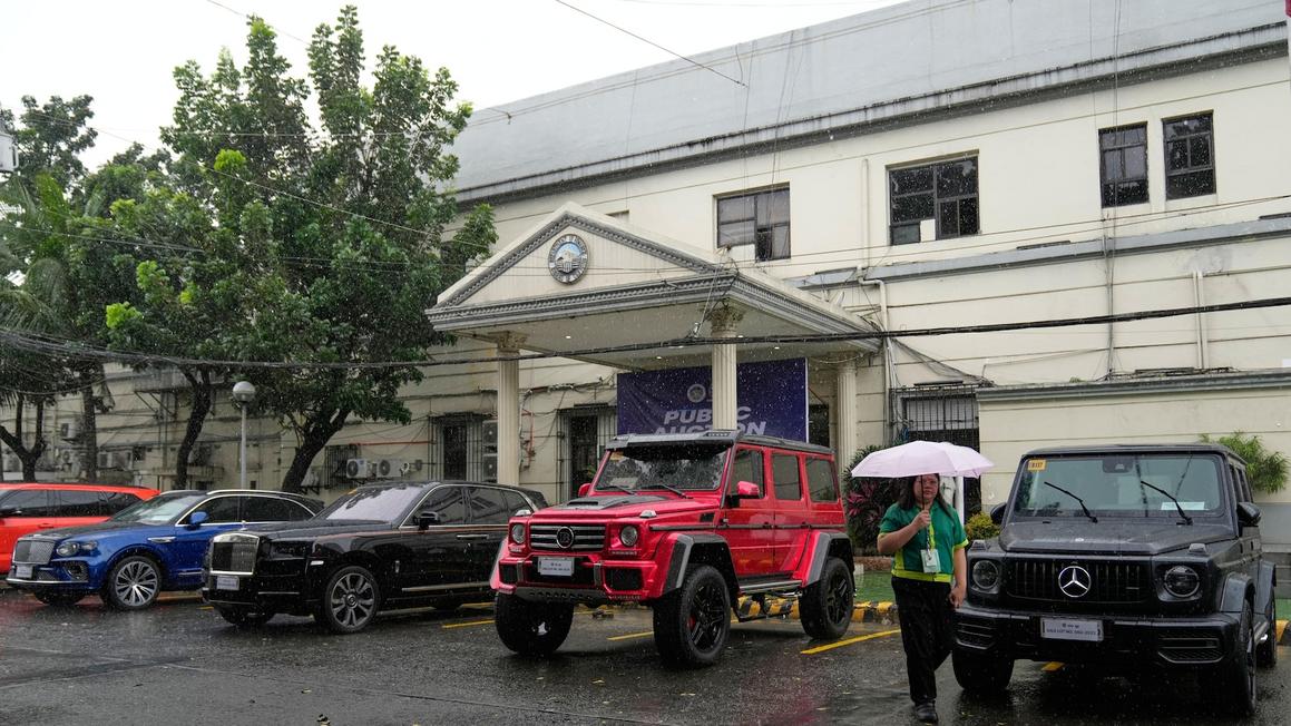 Cảnh sát Philippines bắt giữ 18 nghi phạm trong vụ bê bối tham nhũng lớn 1