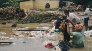 Cư dân Sumatra cướp bóc tìm thực phẩm và nước uống sau trận lụt thảm khốc