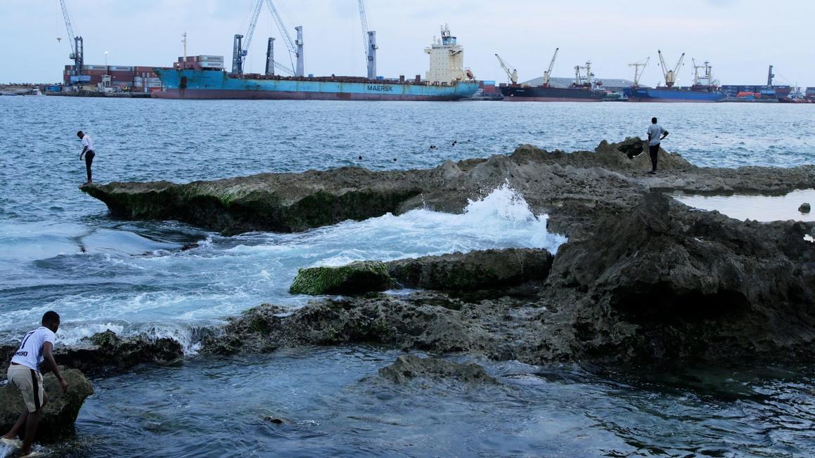 Lực lượng hải quân EU truy đuổi tàu chở dầu bị cướp biển Somalia tấn công 1