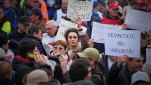 Hàng ngàn người biểu tình tại thủ đô Romania phản đối chính sách thắt lưng buộc bụng 21 Hàng ngàn người biểu tình tại thủ đô Romania phản đối chính sách thắt lưng buộc bụng