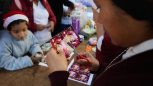 Cây thông Giáng sinh ở Mexico mang khuôn mặt người thân không bao giờ trở về 20 Cây thông Giáng sinh ở Mexico mang khuôn mặt người thân không bao giờ trở về