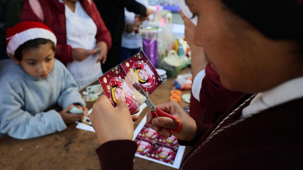 Cây thông Giáng sinh ở Mexico mang khuôn mặt người thân không bao giờ trở về 1