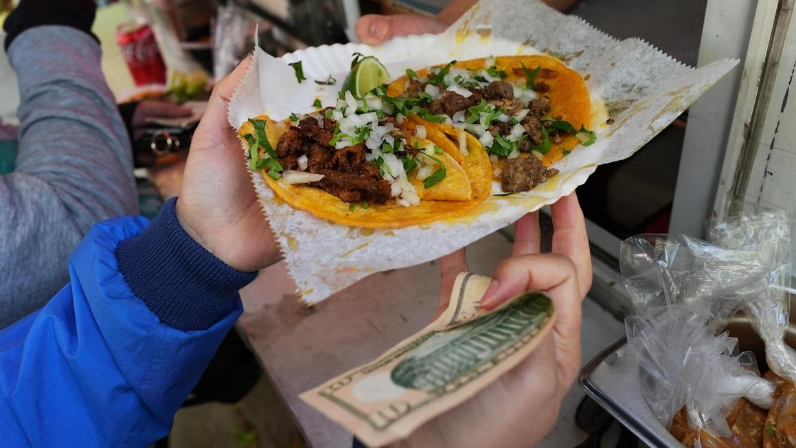 Người Dân Chicago Mua Sạch Hàng Rong Giữa Làn Sóng Trấn Áp Di Trú 1