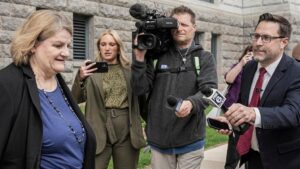 Di dân được trả tự do sau khi thẩm phán giúp trốn 9 Di dân được trả tự do sau khi thẩm phán giúp trốn