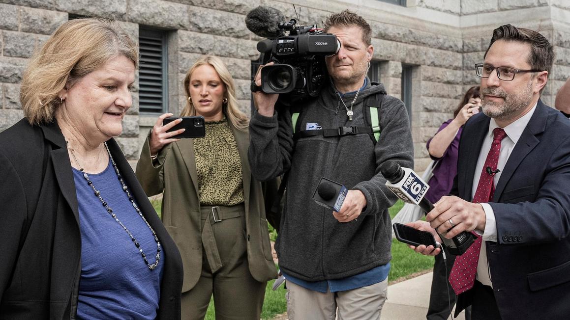 Di dân được trả tự do sau khi thẩm phán giúp trốn 1