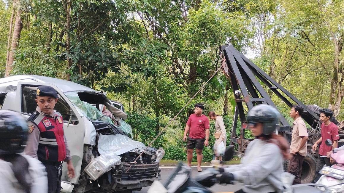 Xe Minibus Chở Khách Du Lịch Trung Quốc Gặp Tai Nạn Thảm Khốc Ở Bali, 5 Người Thiệt Mạng 1