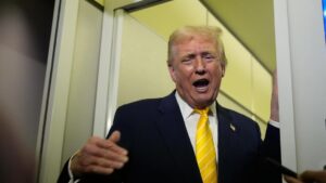 Bộ Tư pháp Lén Lút Thay Chữ Ký 'Giống Hệt' của Tổng Thống Trump Trên Các Lệnh Ân Xá Gần Đây 18 Bộ Tư pháp Lén Lút Thay Chữ Ký ‘Giống Hệt’ của Tổng Thống Trump Trên Các Lệnh Ân Xá Gần Đây