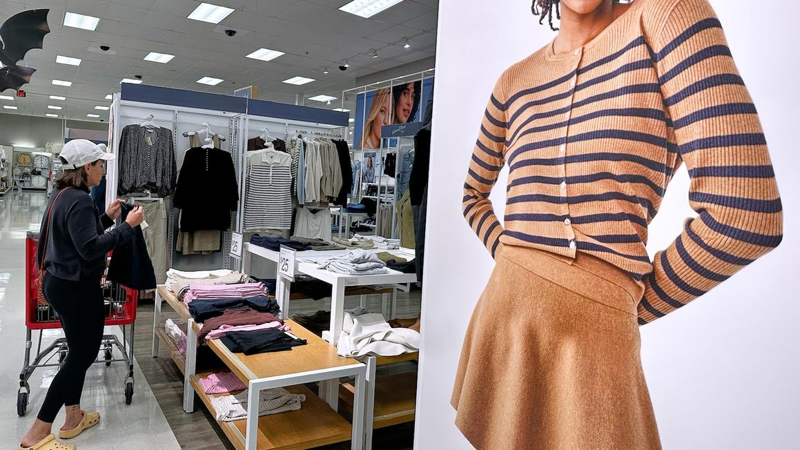 Doanh số bán hàng mùa lễ hội dự kiến tăng 4.2% bất chấp lạm phát 1