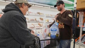 Các cửa hàng tạp hóa nhỏ và cửa hàng tiện lợi cảm nhận rõ tác động khi khách hàng phải xoay sở không có SNAP 2 Các cửa hàng tạp hóa nhỏ và cửa hàng tiện lợi cảm nhận rõ tác động khi khách hàng phải xoay sở không có SNAP