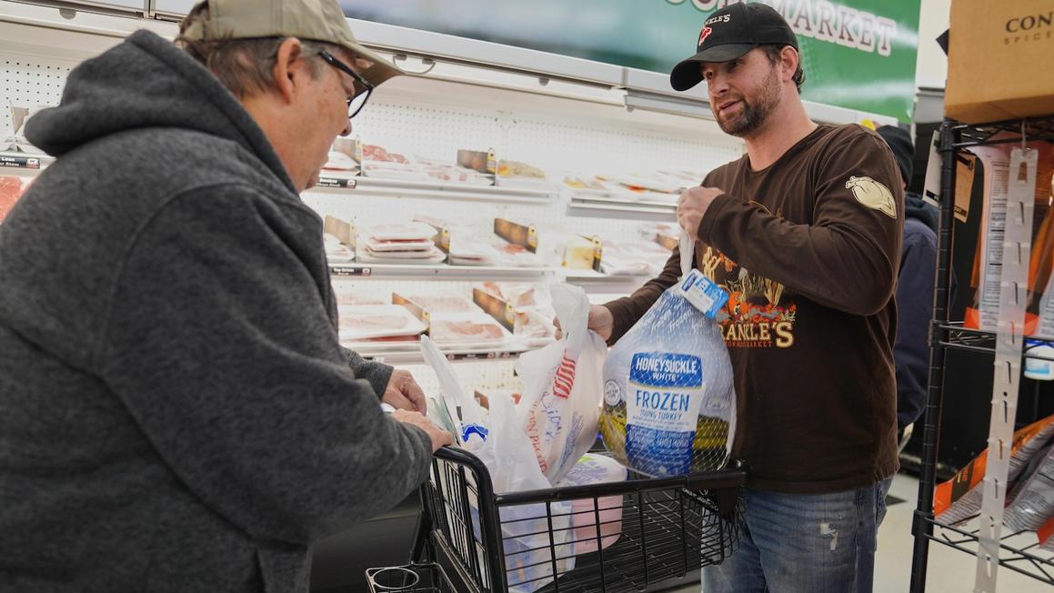 Các cửa hàng tạp hóa nhỏ và cửa hàng tiện lợi cảm nhận rõ tác động khi khách hàng phải xoay sở không có SNAP 1