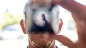 Một căn bệnh tự miễn đã cướp đi ký ức của người đàn ông này. Đây là cách ông ấy đang học cách đối mặt 2 Một căn bệnh tự miễn đã cướp đi ký ức của người đàn ông này. Đây là cách ông ấy đang học cách đối mặt