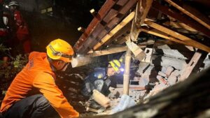 Sạt lở đất ở đảo Java, Indonesia: Ít nhất 2 người chết, 21 người mất tích 5 Sạt lở đất ở đảo Java, Indonesia: Ít nhất 2 người chết, 21 người mất tích