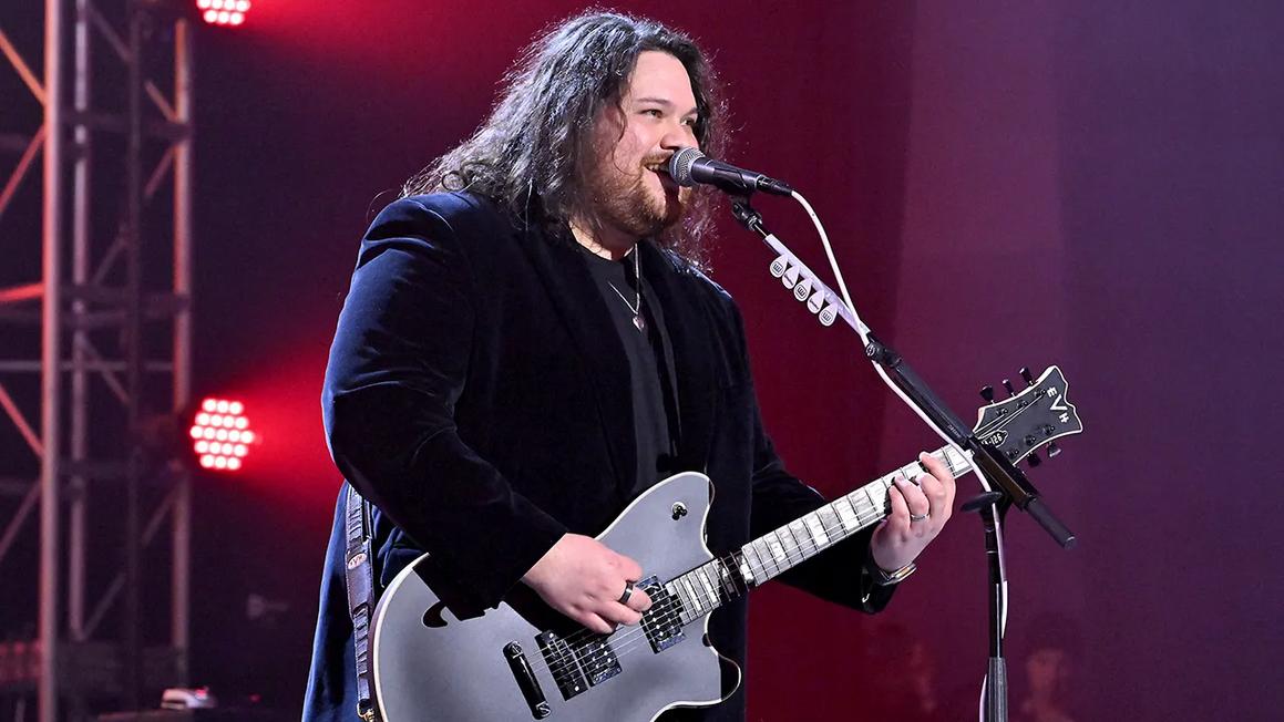 Wolfgang Van Halen gọi thuật ngữ 'con nhà nòi' là 'hơi bất công' 1 wolfgang van halen playing guitar smiling