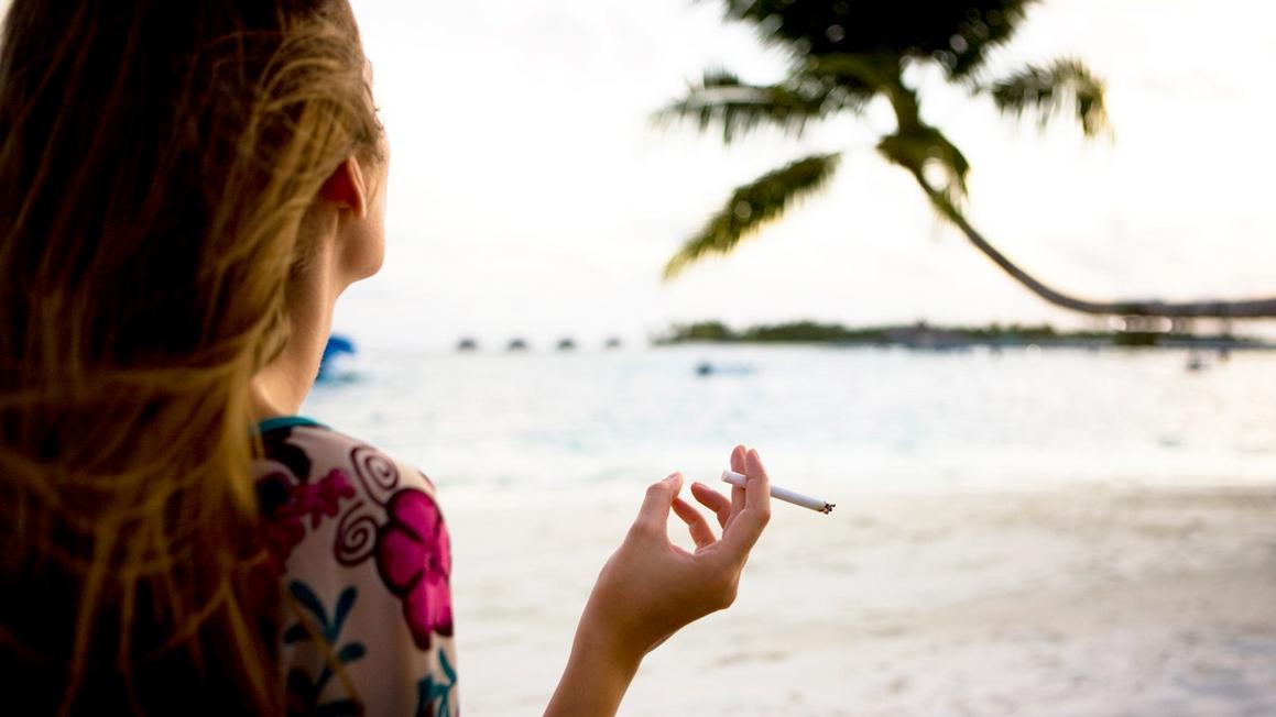 Kế hoạch cấm thuốc lá gây tranh cãi ở một thành phố California 1 woman smoking beach banned