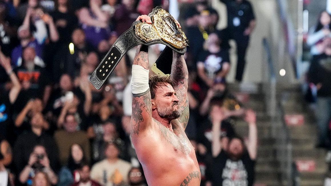 Giám đốc WWE hé lộ 'kỷ nguyên mới' sau khi các đai vô địch đổi chủ tại sự kiện Saturday Night's Main Event 1 wwe cm punk 110325 1