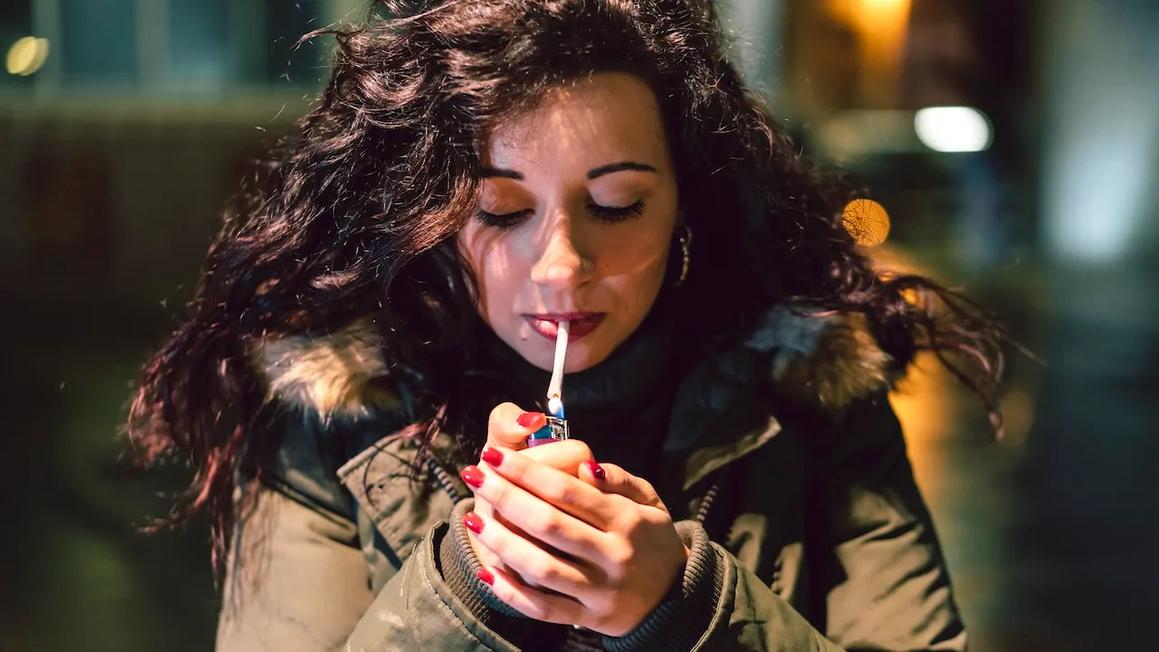 Văn Hóa Đại Chúng Tái Khai Lửa Khói Thuốc Lá, Giới Trẻ Gen Z Đang Theo Gương 1 young woman smoking cigarette