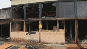 Chủ tiệm ăn Texas kêu gọi thành phố phá dỡ nhà bỏ hoang gây cháy