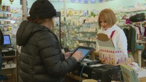 Chi phí tăng và thuế quan gây khó cho người tiêu dùng dịp lễ 20 Chi phí tăng và thuế quan gây khó cho người tiêu dùng dịp lễ