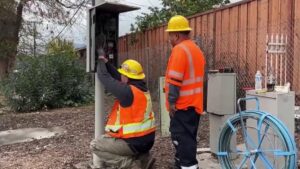 Nhân viên Caltrans Sửa Chữa Đèn Đường Hỏng Trên Xa Lộ I-680