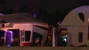 Bốn lính cứu hỏa Houston hồi phục sau vụ va chạm với xe tải 18 bánh trên Xa lộ Eastex