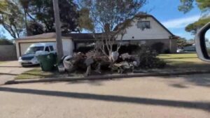 Thị Trưởng Houston Công Bố Kế Hoạch Dọn Dẹp Rác Thải