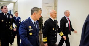 Đô đốc chỉ huy vụ tấn công tàu nghi chở ma túy báo cáo trước Quốc Hội 3 Đô đốc chỉ huy vụ tấn công tàu nghi chở ma túy báo cáo trước Quốc Hội