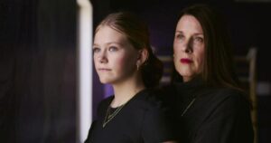 Mẹ đấu tranh để con gái được bảo hiểm chi trả phẫu thuật vẹo cột sống