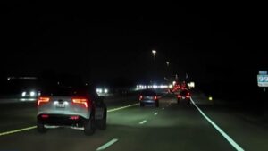 Tài Xế Trên Xa Lộ Thu Phí 99 Kêu Gọi Khắc Phục Tình Trạng Đường Tối Nghiêm Trọng 36 Tài Xế Trên Xa Lộ Thu Phí 99 Kêu Gọi Khắc Phục Tình Trạng Đường Tối Nghiêm Trọng