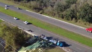 Tai nạn hóa chất ở Texas: Xe đầu kéo lật, giao thông hỗn loạn 32 Tai nạn hóa chất ở Texas: Xe đầu kéo lật, giao thông hỗn loạn