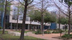 HISD dàn xếp vụ kiện với phụ huynh về việc sử dụng đại từ của học sinh 34 HISD dàn xếp vụ kiện với phụ huynh về việc sử dụng đại từ của học sinh