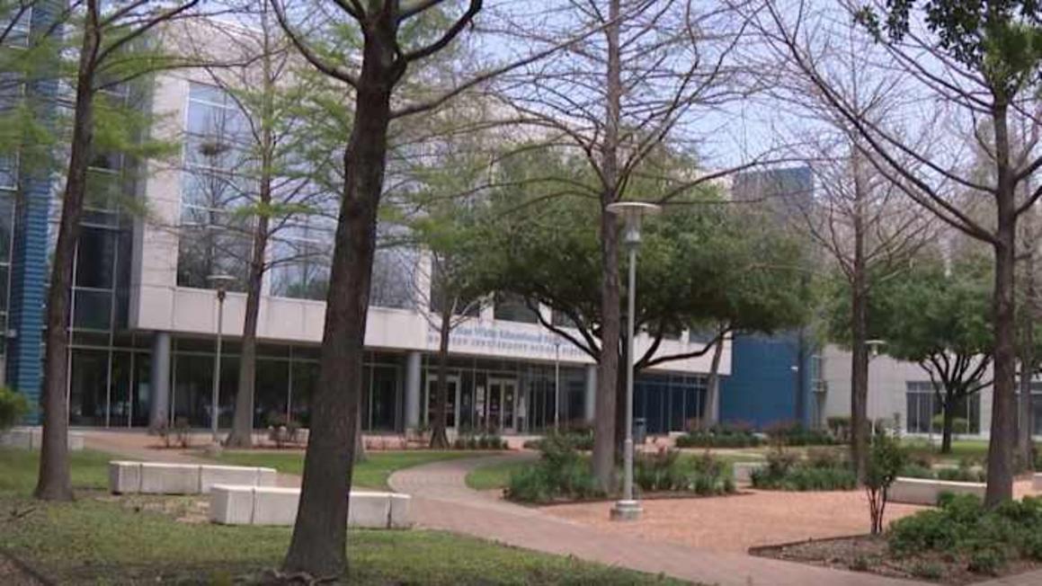 HISD dàn xếp vụ kiện với phụ huynh về việc sử dụng đại từ của học sinh 1