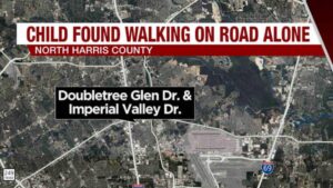 Bé trai 5 tuổi lang thang một mình trong thời tiết 40 độ F 32 Bé trai 5 tuổi lang thang một mình trong thời tiết 40 độ F