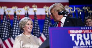 Tổng Thống Donald Trump bênh vực Chánh Văn phòng Nhà Trắng